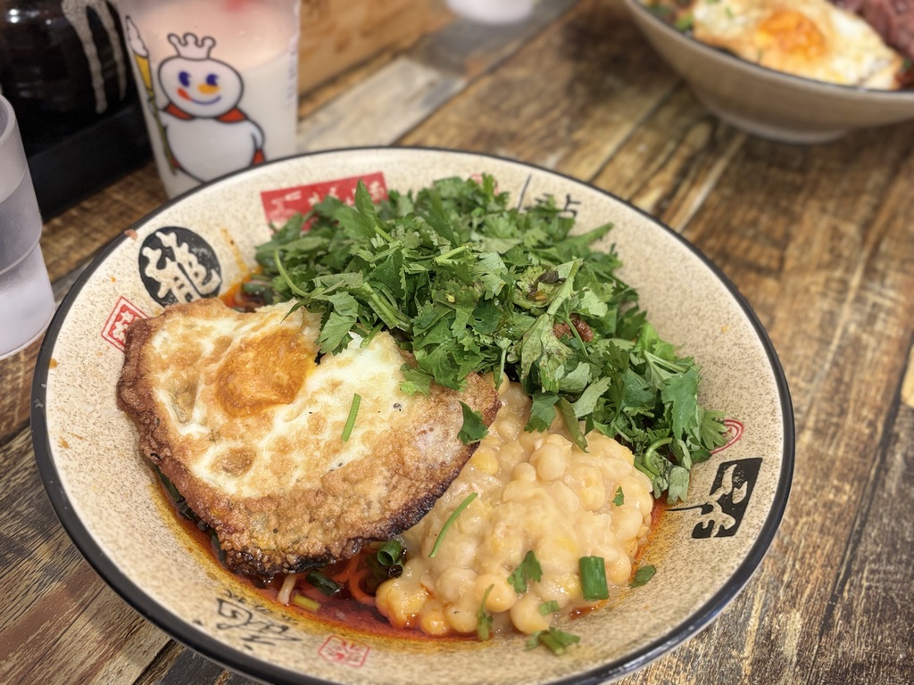 池袋 重慶小麺 味道 豚そぼろ小麺 目玉焼きと香菜