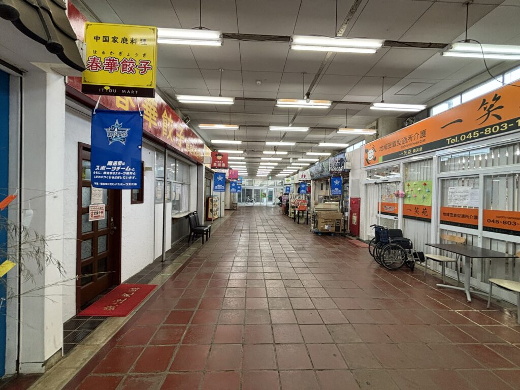 高座渋谷 BÁNH MÌ VIỆT いちょう団地1階の商店街