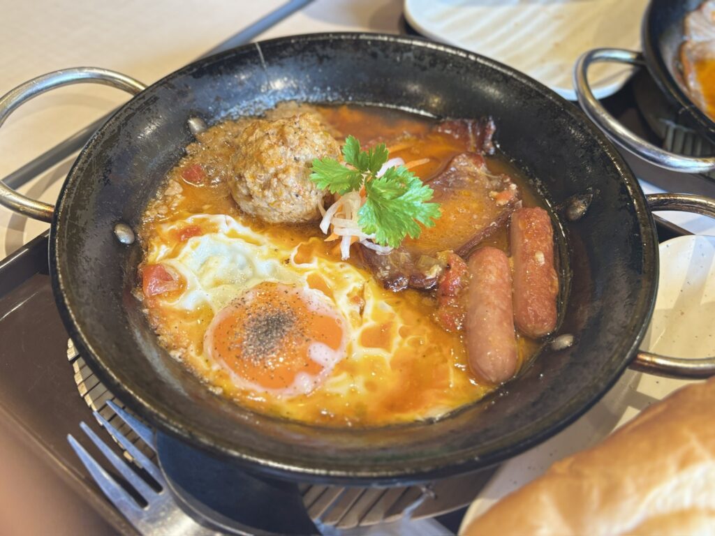 西早稲田 Cafe Dothi Vietnam バインミーチャオの鉄皿アップ 目玉焼きとミートボール
