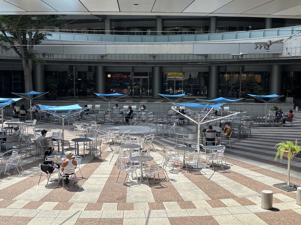 ナワブ ダイニングカフェが入る新宿アイランドタワーの広場テラス席