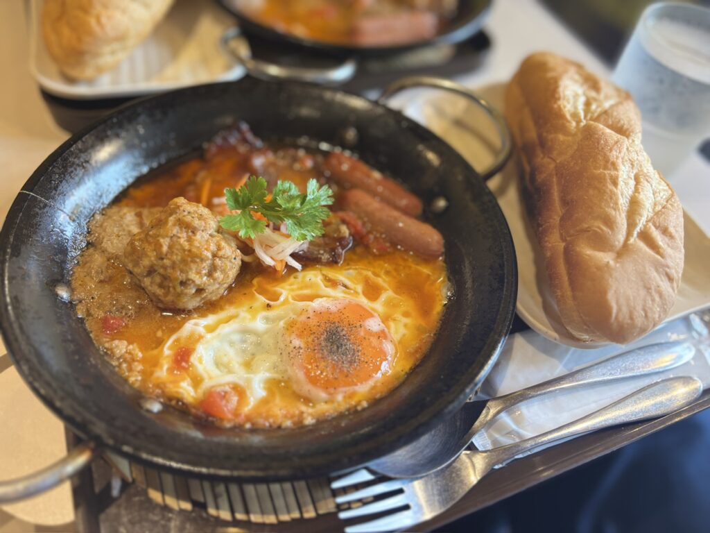 西早稲田 Cafe Dothi Vietnam 鉄皿のバインミーチャオとバゲット