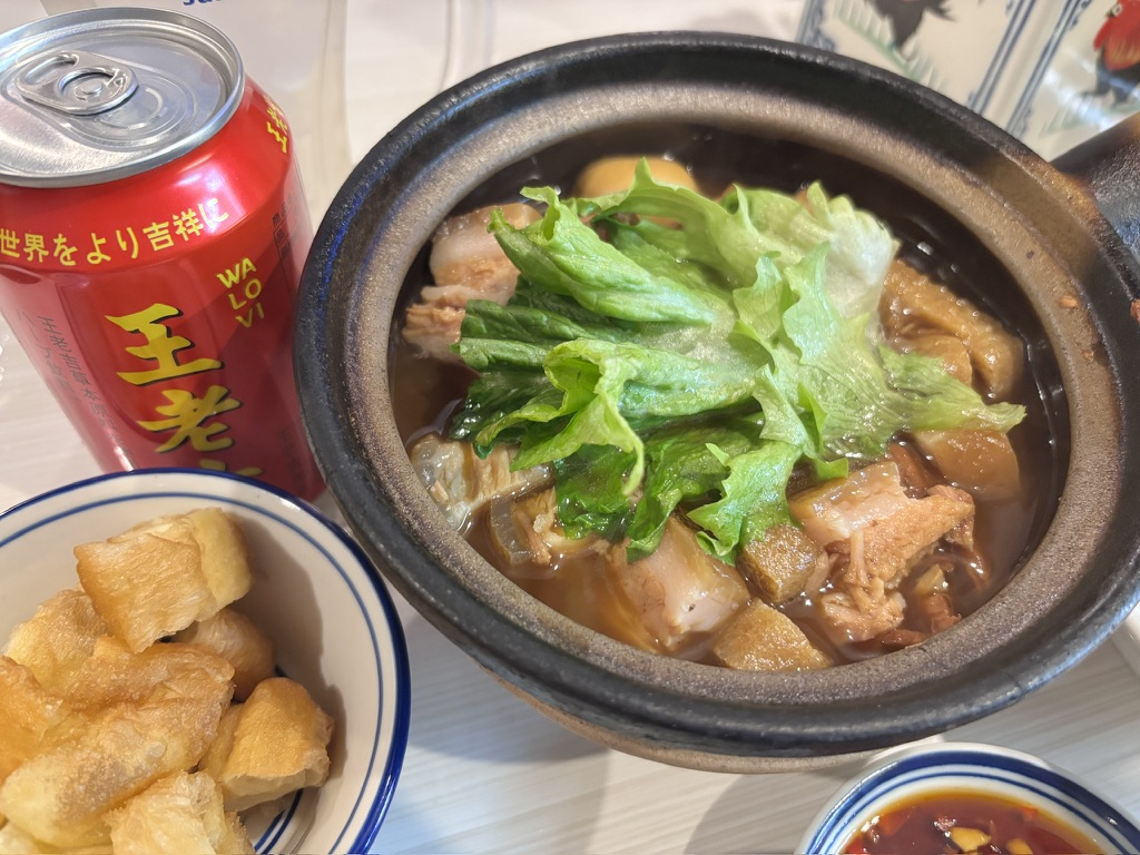 豚バラ肉骨茶(バクテー)の土鍋とレタス・油条