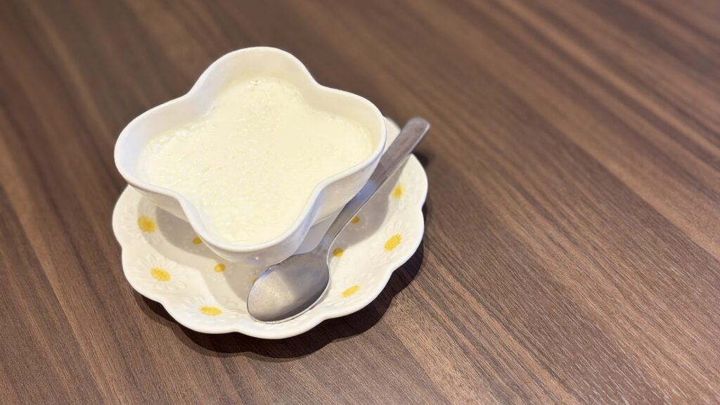 双皮奶(シュアンピーナイ)のなめらかなミルクプリン
