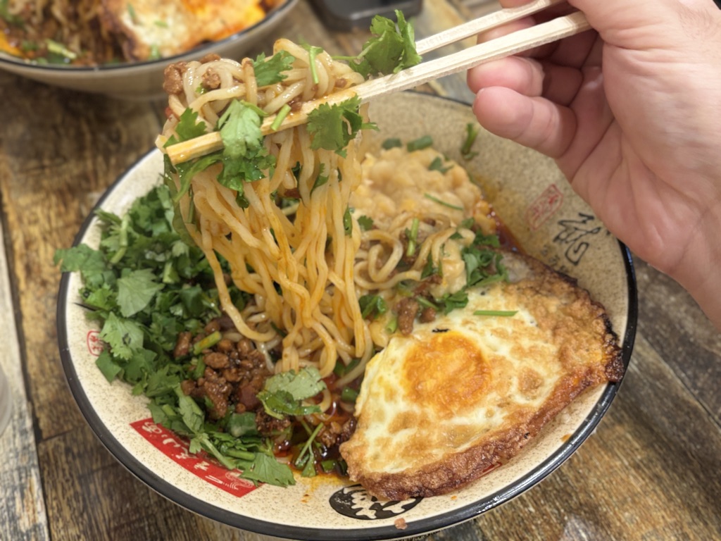 池袋 重慶小麺 味道 豚そぼろ小麺 麺を持ち上げる