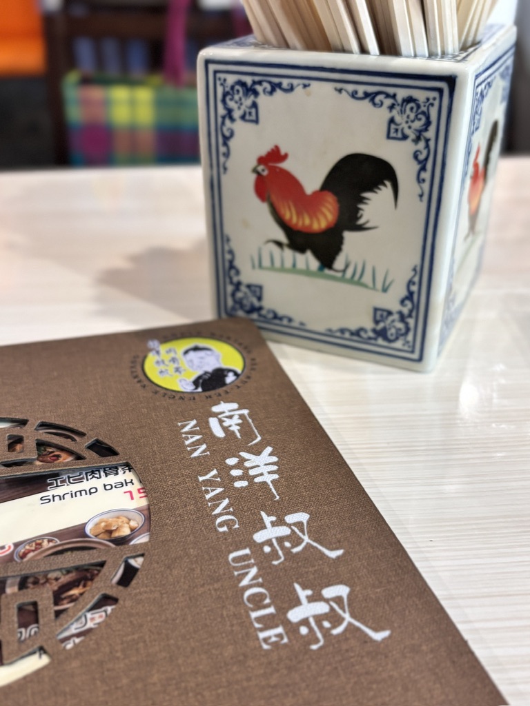 南洋叔叔肉骨茶のメニューと鶏柄の箸立て