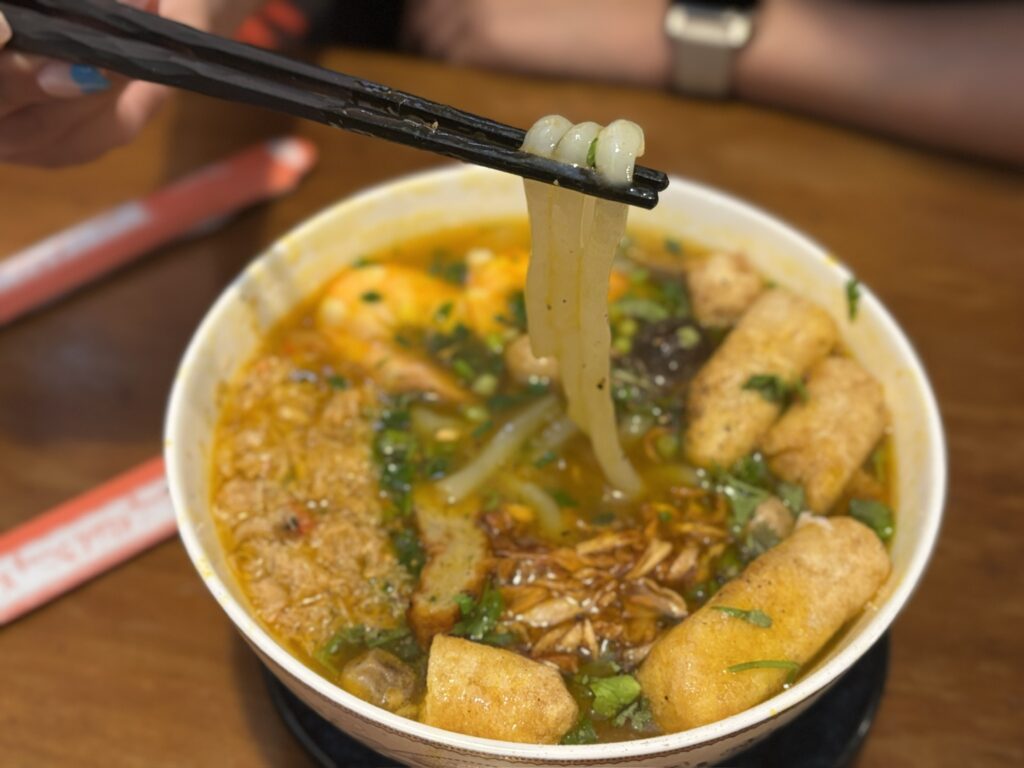 高座渋谷 ベトナム料理フォンホン バインカンクアのタピオカ麺を持ち上げる