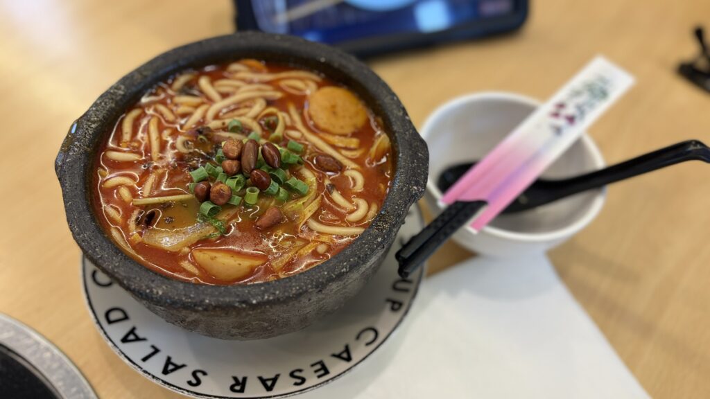 真っ赤な麻醤スープの砂鍋土豆粉(極太春雨・ピーナッツ・ねぎ)