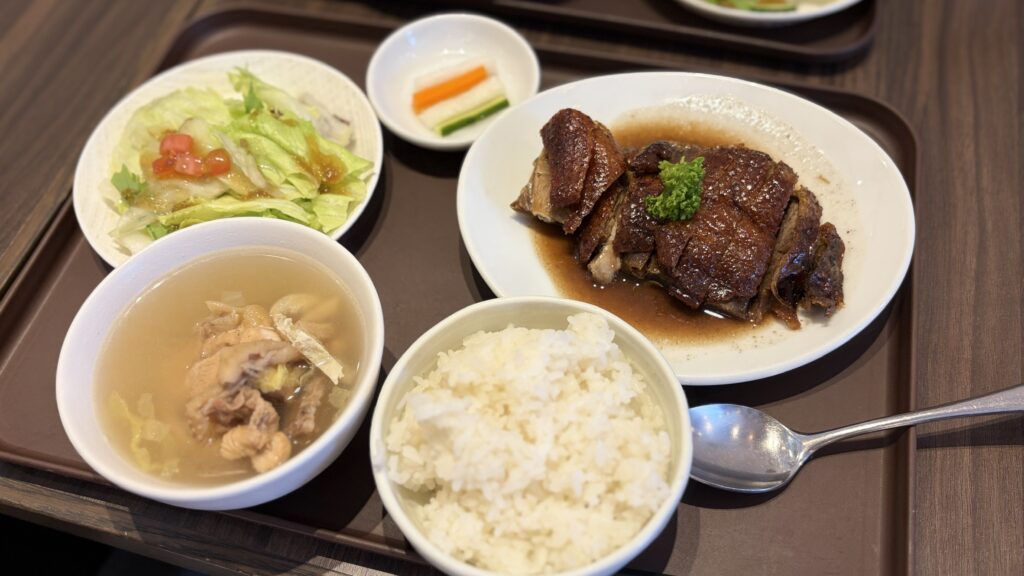 焼鵝飯(ローストガチョウ)のセットと骨付き鶏肉の鶏ガラスープ