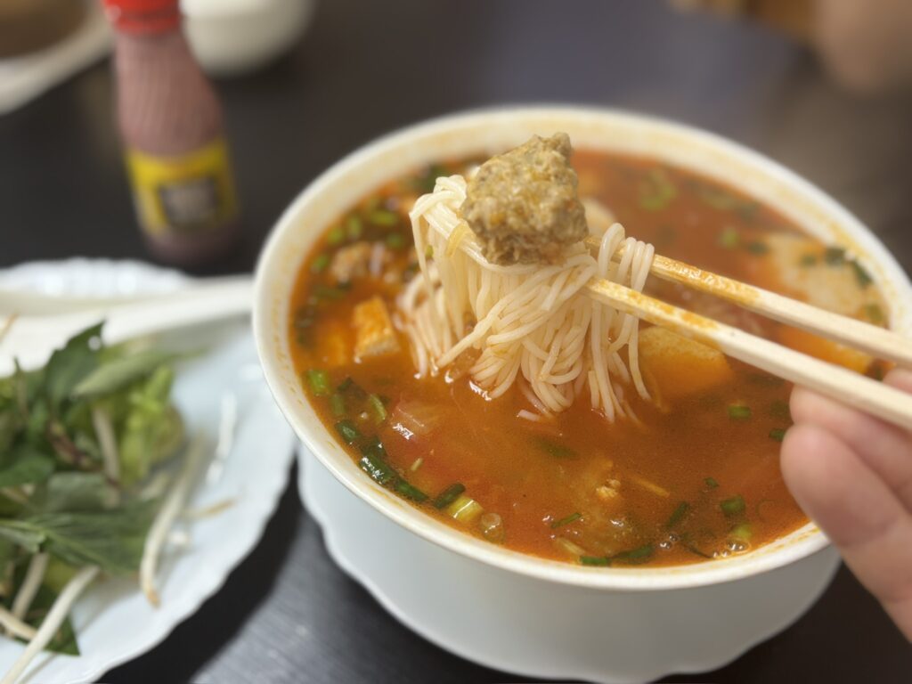 高座渋谷 BÁNH MÌ VIỆT ブンリュウクアの麺とカニ団子