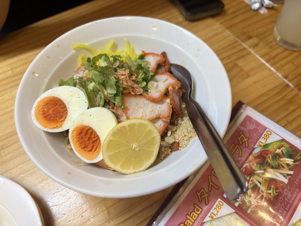 池袋 ピラブカウ クイティアオトムヤムムー チャーシューとゆで卵