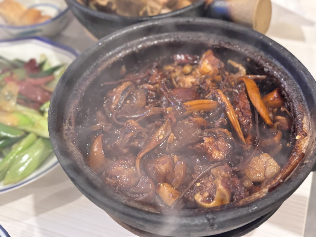 スープのないドライバクテー(干锅肉骨茶・スルメイカ入り)熱々で湯気がすごい。