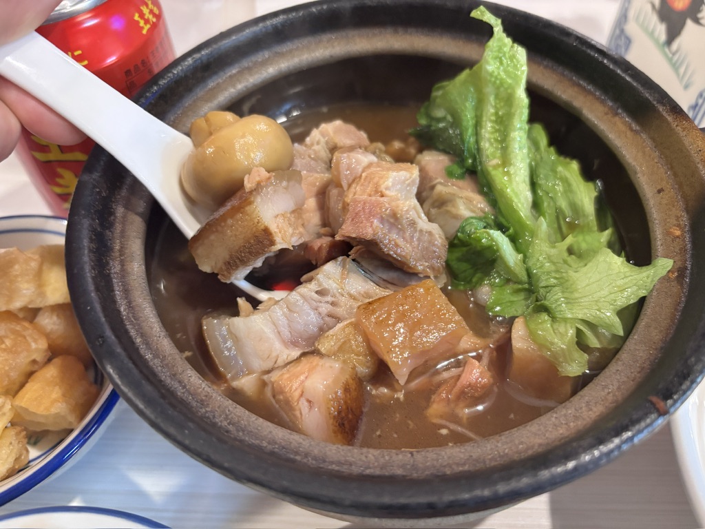 レンゲですくった豚バラ肉骨茶の豚肉