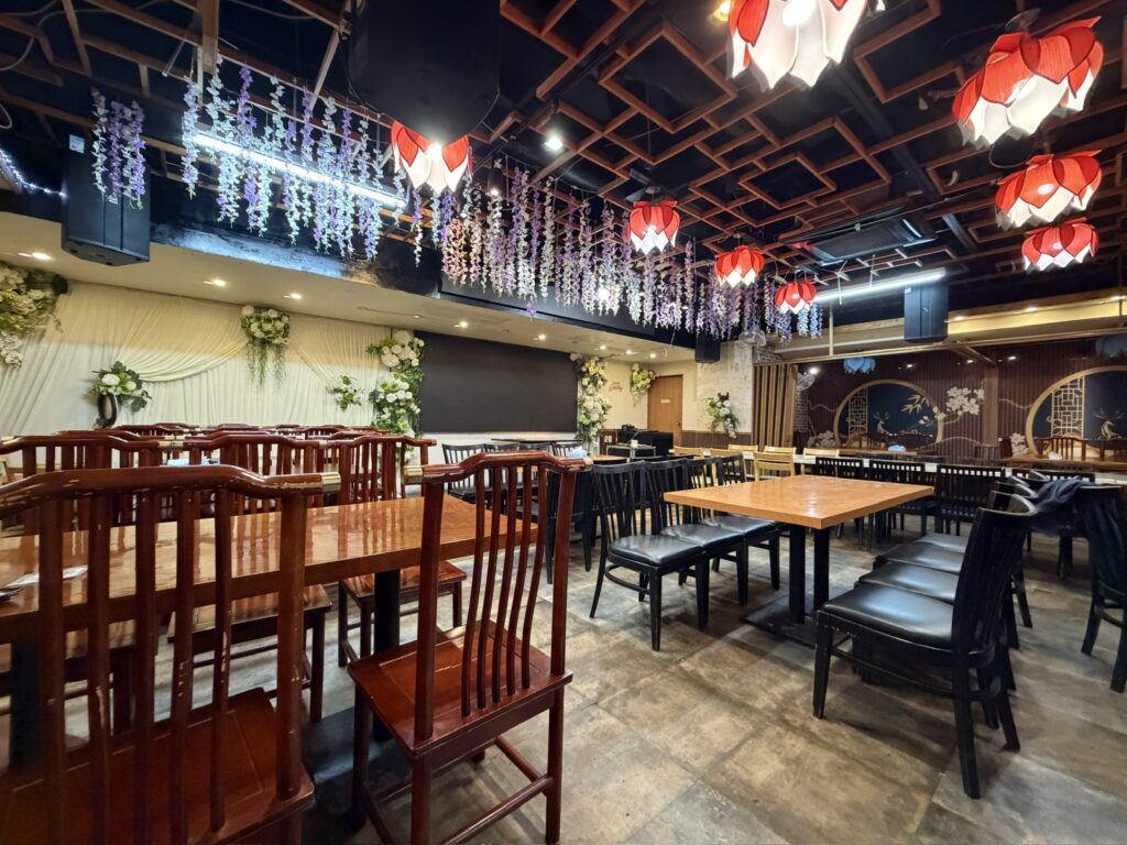 西川口 68Quan の店内(赤いランタンとテーブル席)