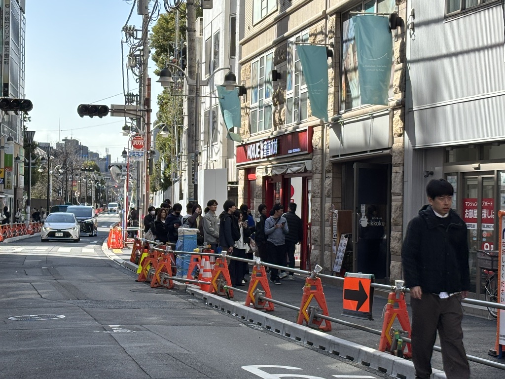 MIXUE 立教通り店の近くにできた人気店の行列