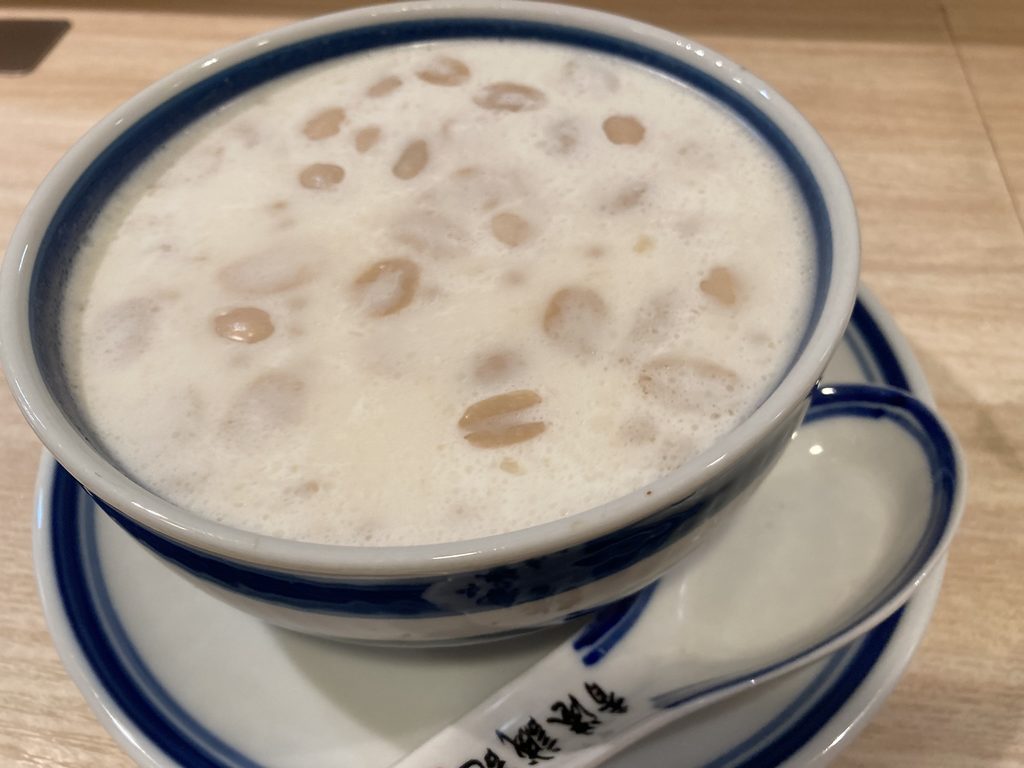 香港誠記 池袋店のピーナッツ入りホットミルク(花生牛奶)