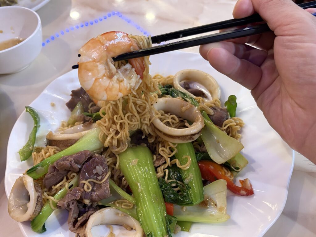 西川口 68Quan 特製焼き麺を箸で持ち上げたところ