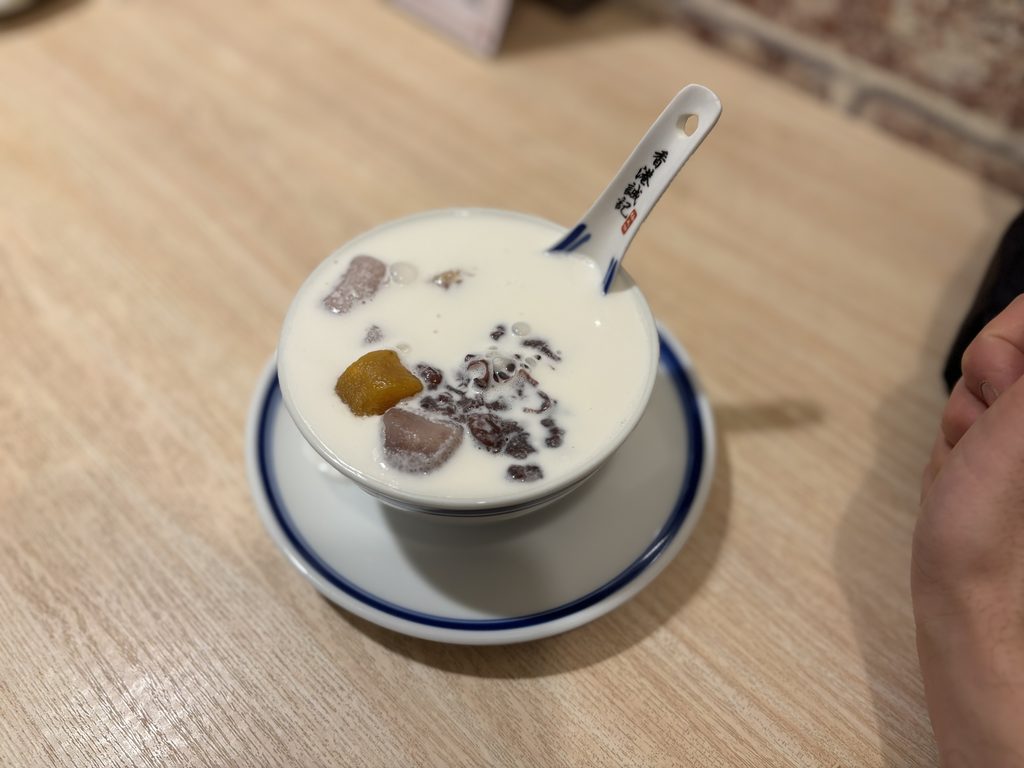 香港誠記 池袋店の小豆と芋圓のミルク(紅豆芋圓)