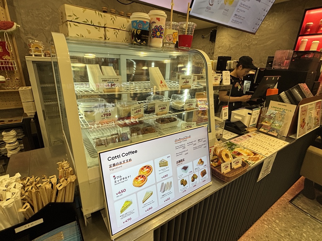 Cotti Coffee 西池袋店の店内・ショーケース