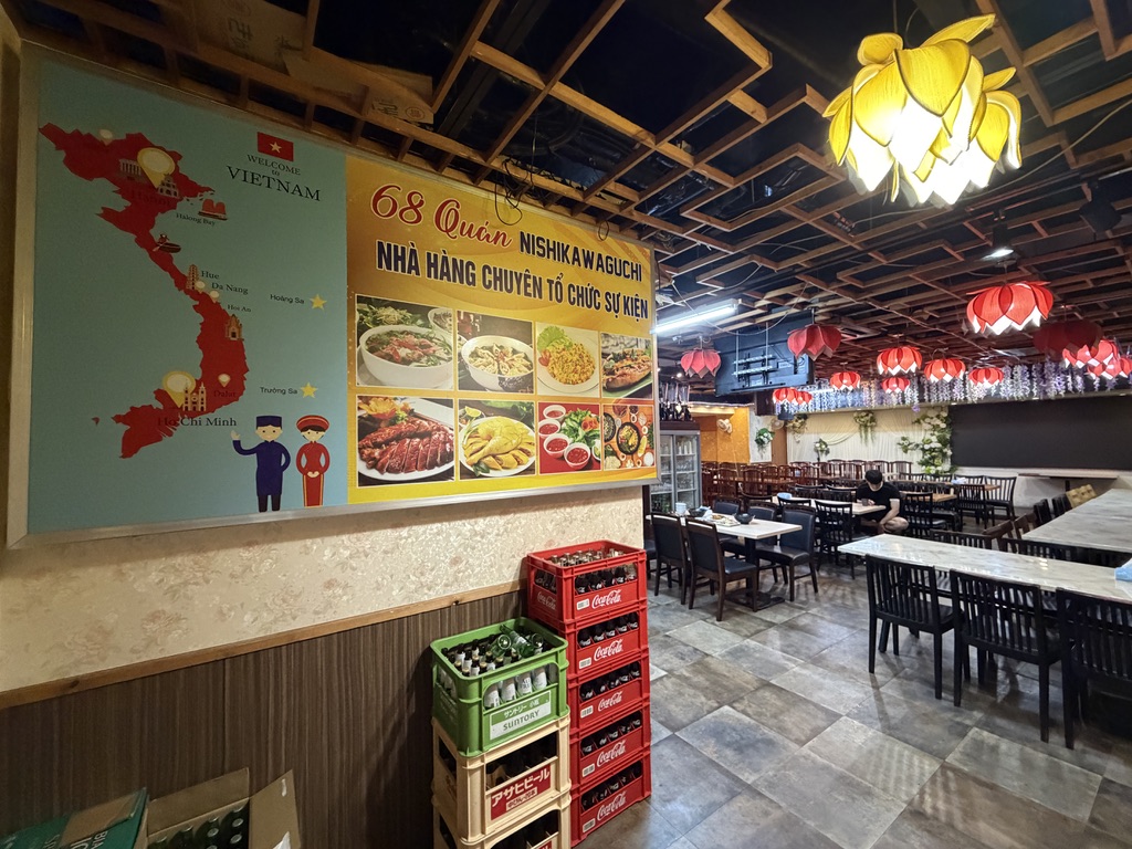 西川口 68Quan の店内(ベトナム地図とメニューパネル)