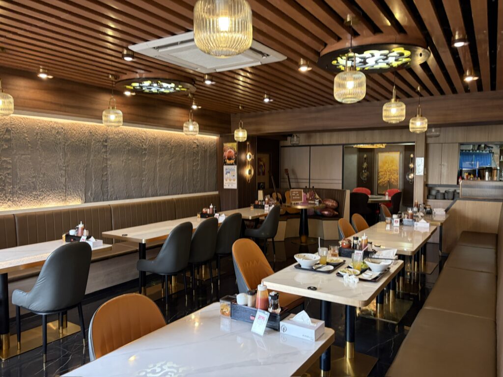 池袋北口 HI VIETNAM の店内(テーブル席)