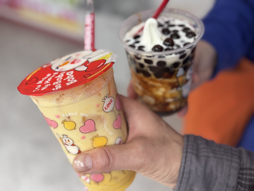 MIXUE 立教通り店のソフトクリームとタピオカドリンク