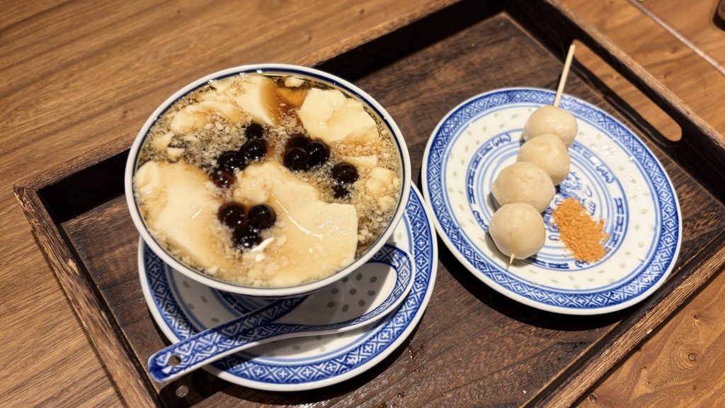 芋囍糖水 池袋店の黒糖豆花(红糖豆花)と焼きイカボール(烤墨鱼丸)