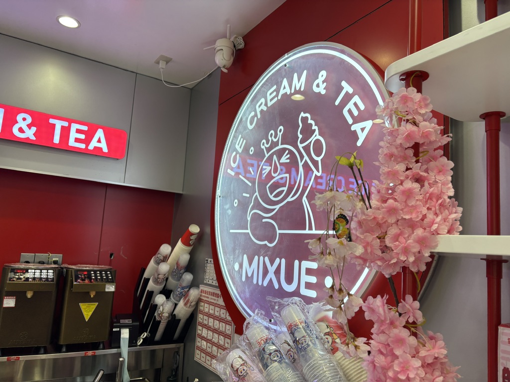 MIXUE 立教通り店の店頭(雪王の看板)
