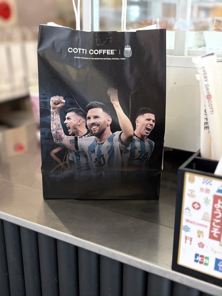Cotti Coffee 西池袋店に飾られたアルゼンチン代表のポスター