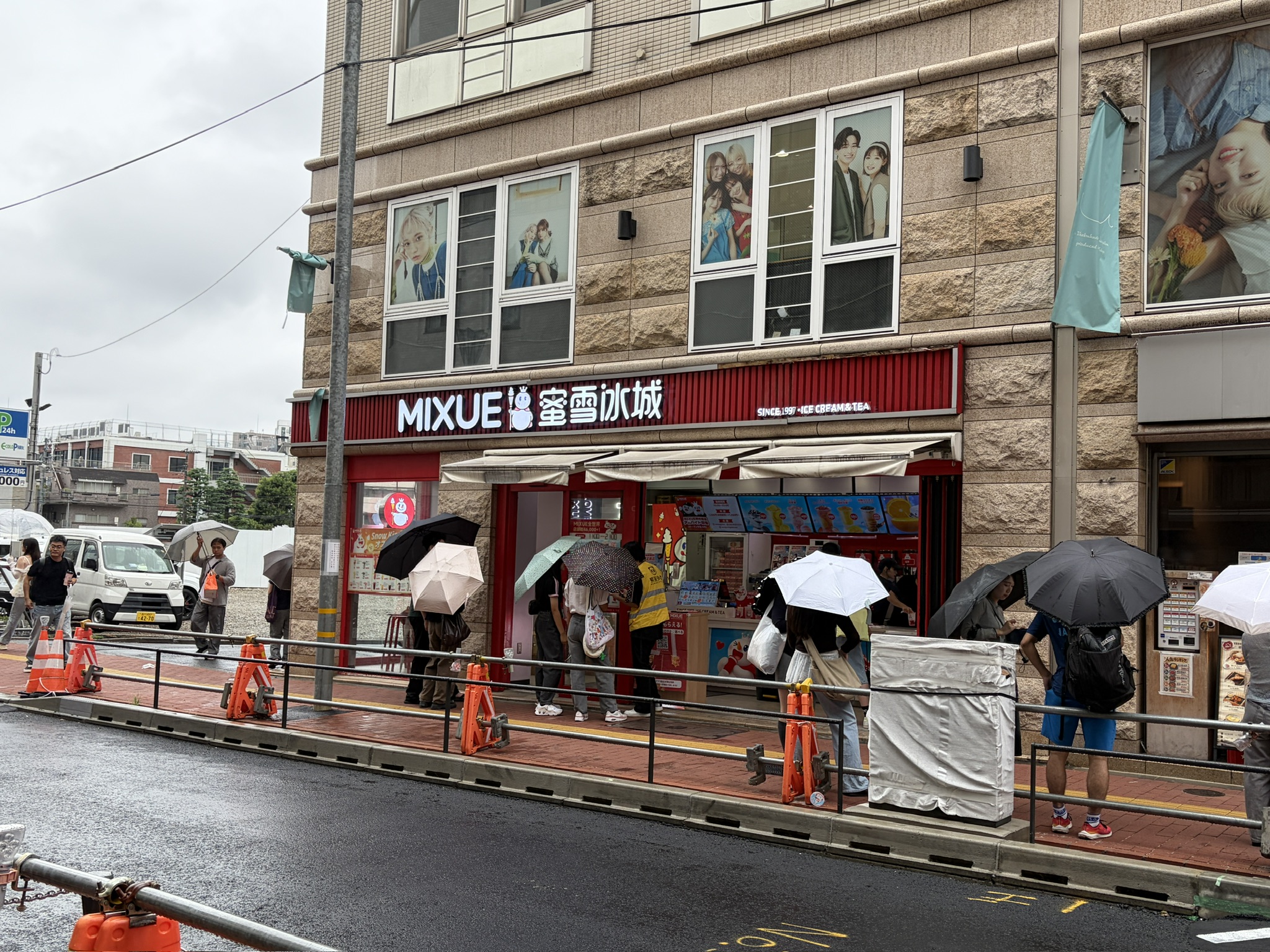 MIXUE 立教通り店の外観(雨の立教通り)