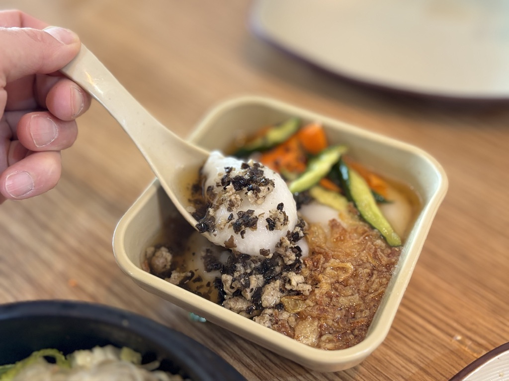 MV COFFEE & CAKEのもち米とごま団子のベトナム料理