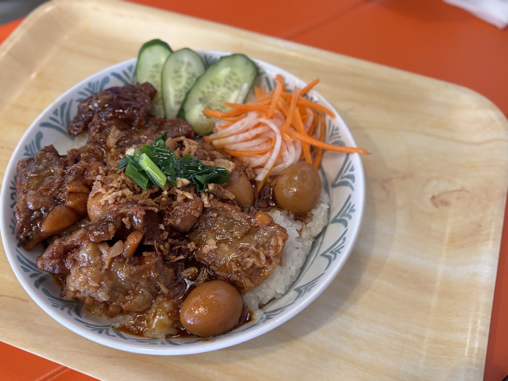 NaNa Cafeのベトナム風焼肉丼 味玉となます添え