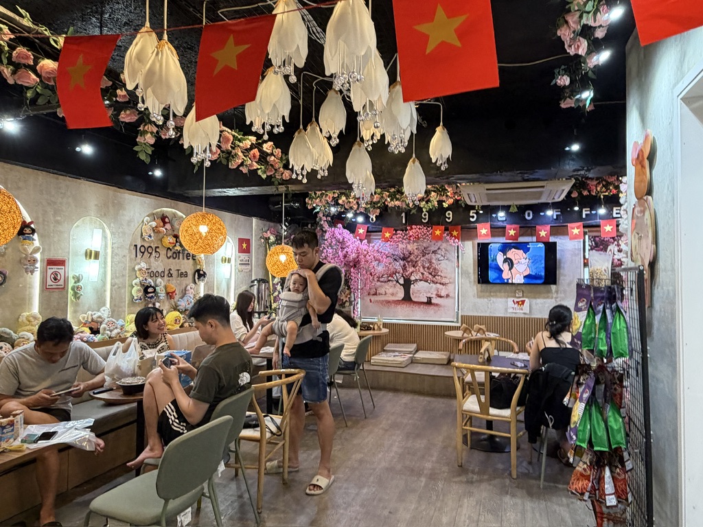 1995Cafeの店内 ベトナム国旗と提灯で賑わう様子