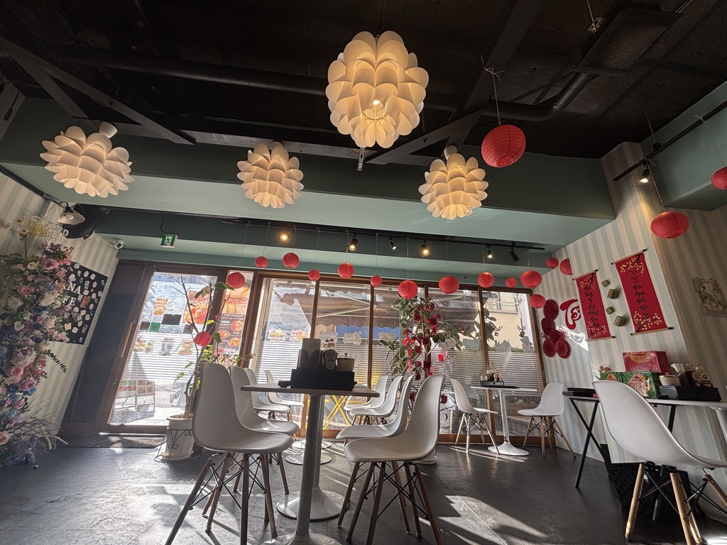NaNa Cafe(ナナカフェ)の店内 ランタンと羽飾りの装飾