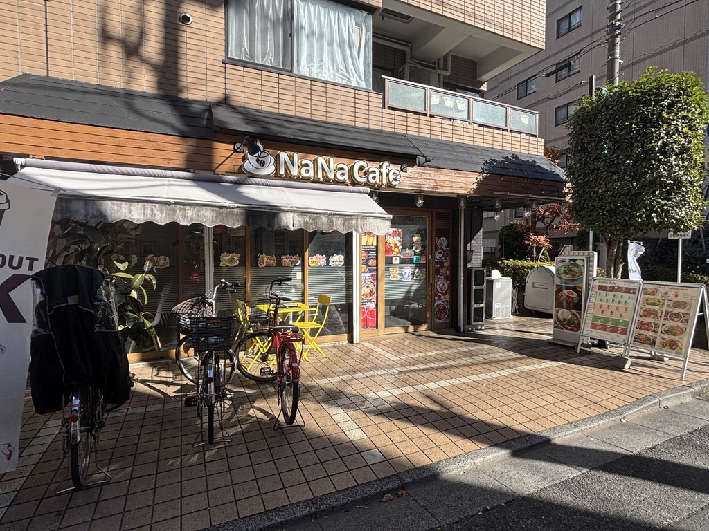 NaNa Cafe(ナナカフェ)西川口の外観 黄色いバイクと黒い看板