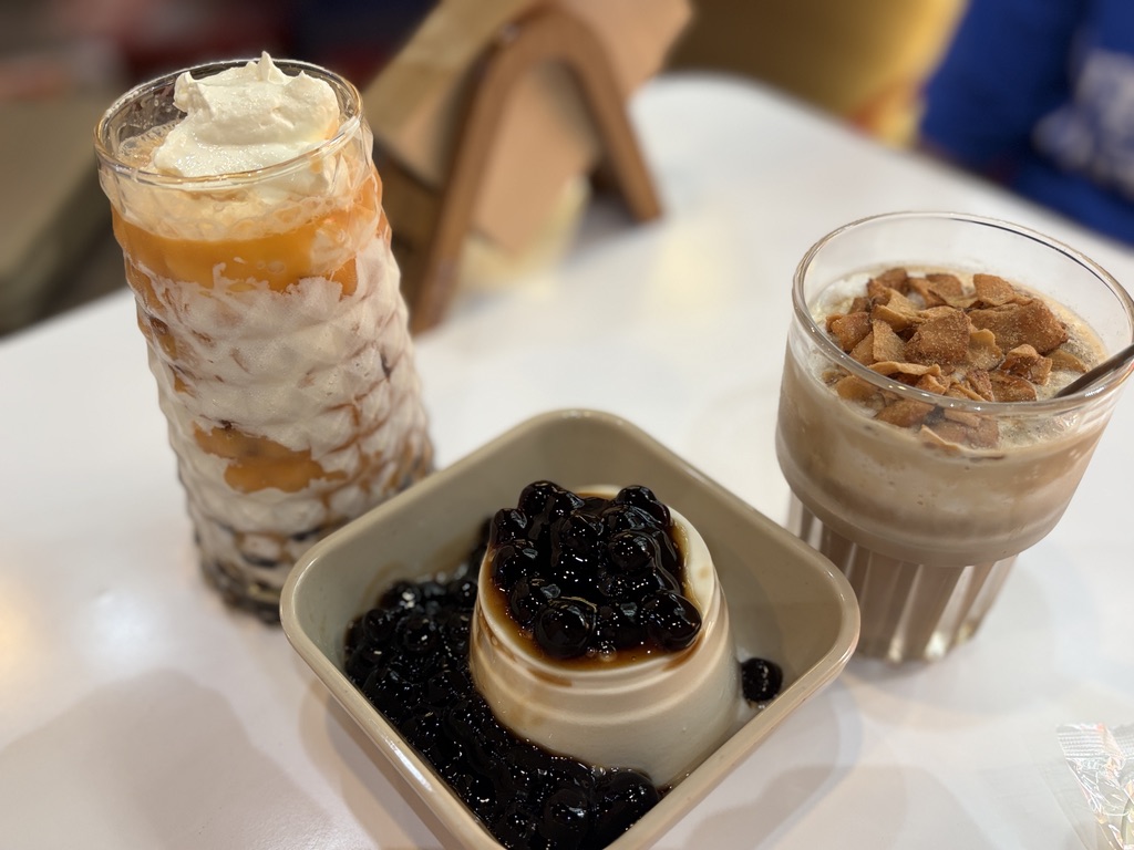 1995Cafeのタイティーのデザートドリンクとプリン、タピオカ添え