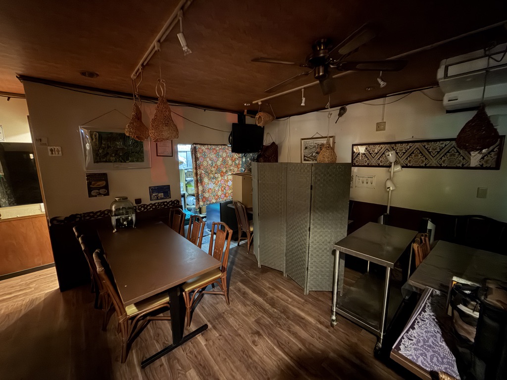 池袋 マレーチャン 店内のテーブル席