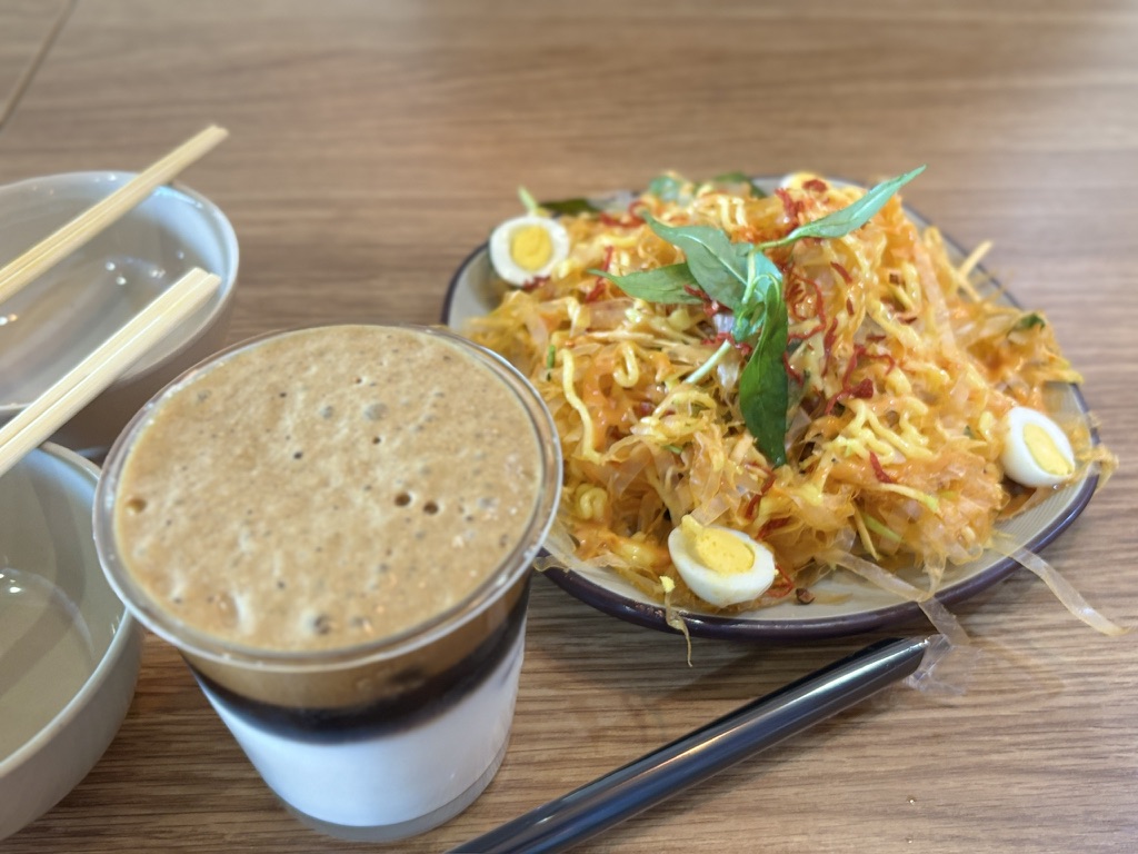 MV COFFEE & CAKEのベトナムコーヒーと揚げ春雨のサラダ