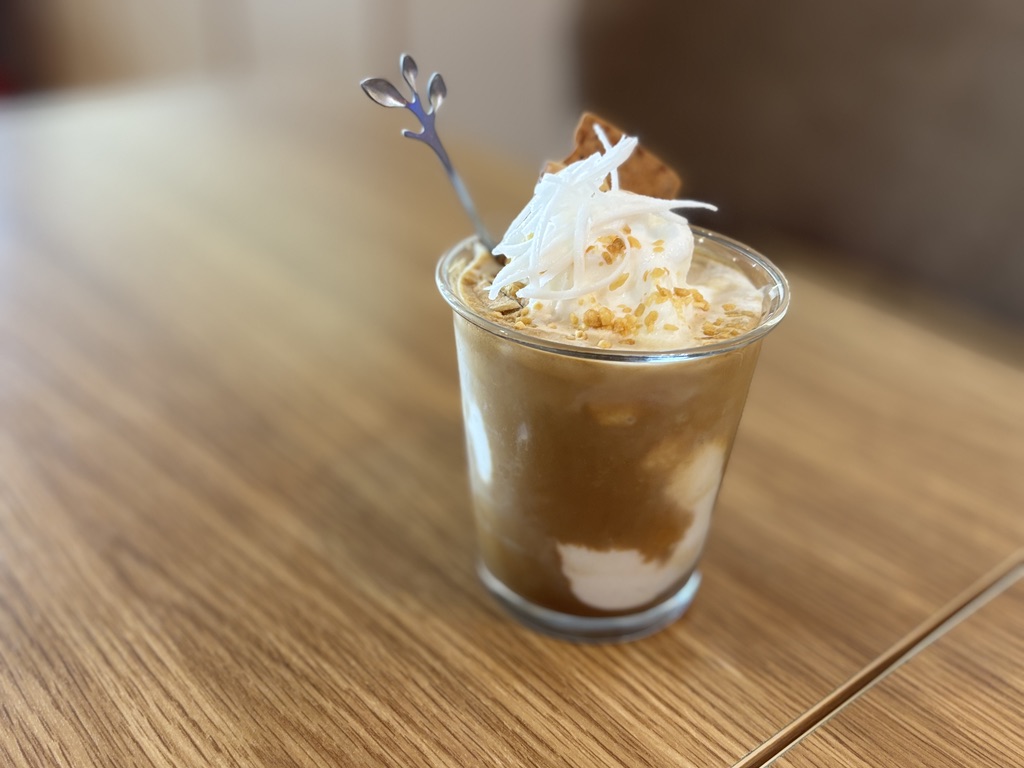 MV COFFEE & CAKEのココナッツをのせたアイスのカフェスア