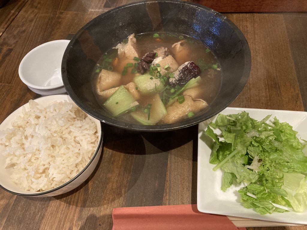 中目黒 五星鶏飯 バクテーのスープと油揚げ